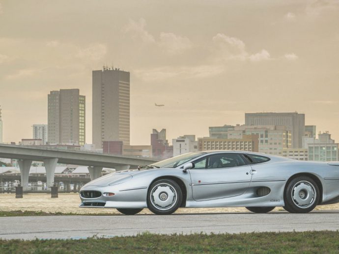 Jaguar XJ220